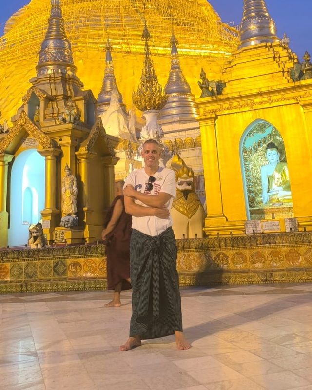 Javi Díaz, de El Viajero Buscón, en la pagoda de Shwedagon (Myanmar)